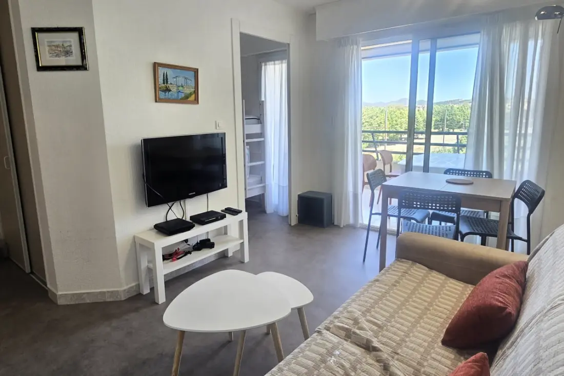 Studio 4 people with pool at 350 M Beach