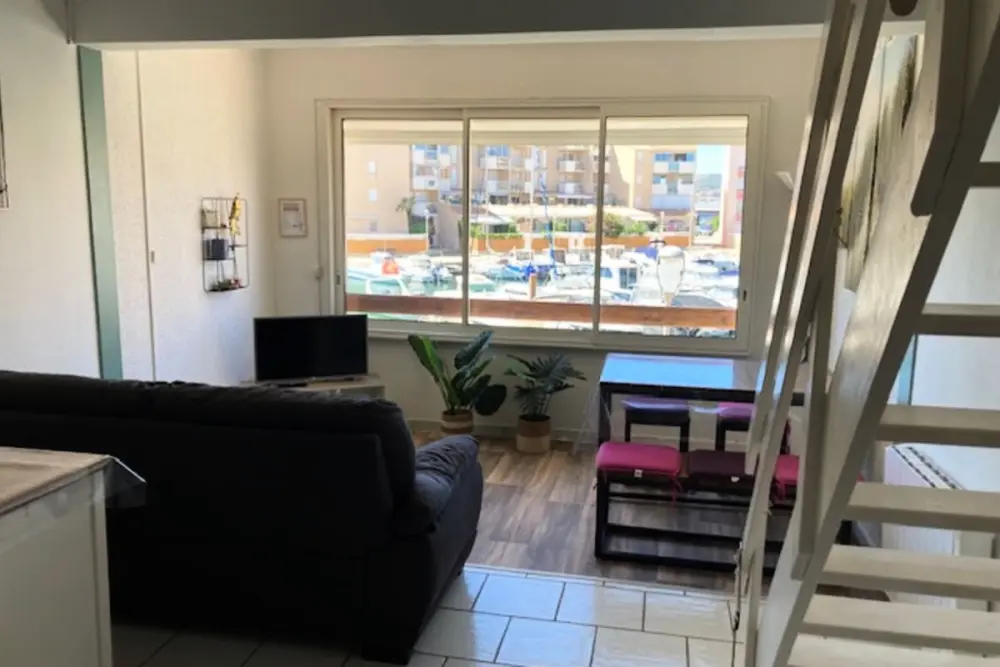 Duplex Appartement met Uitzicht op de Haven, 50 M van de Stranden