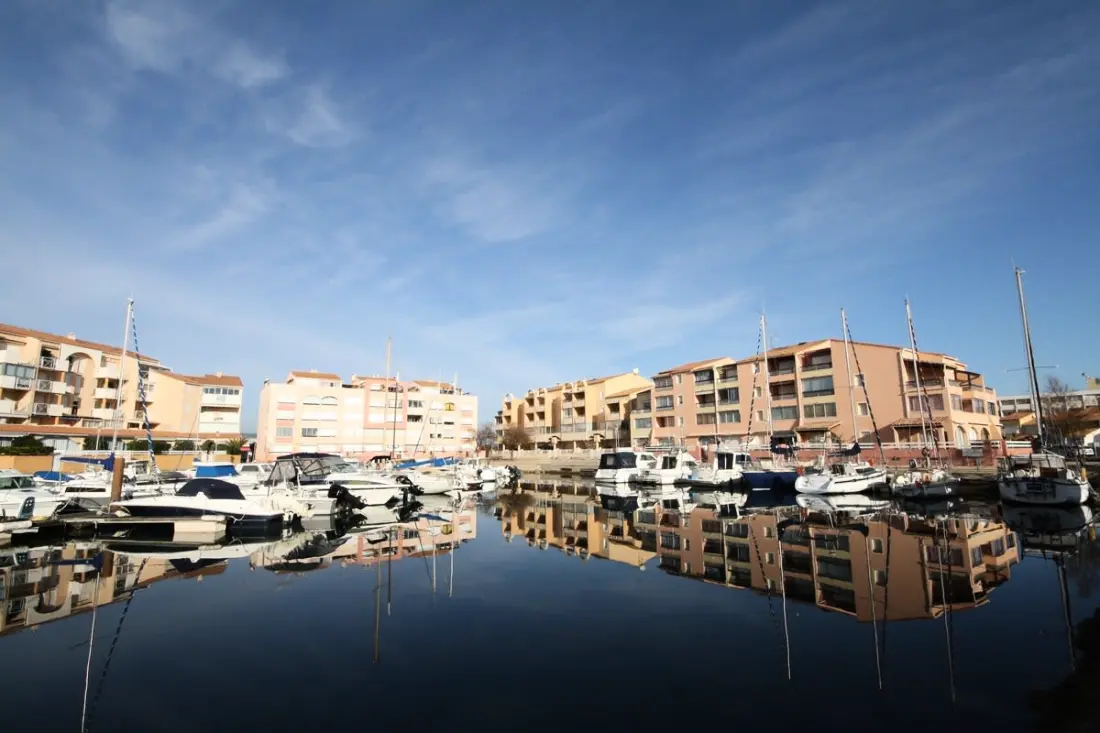 Tenger és Marina között