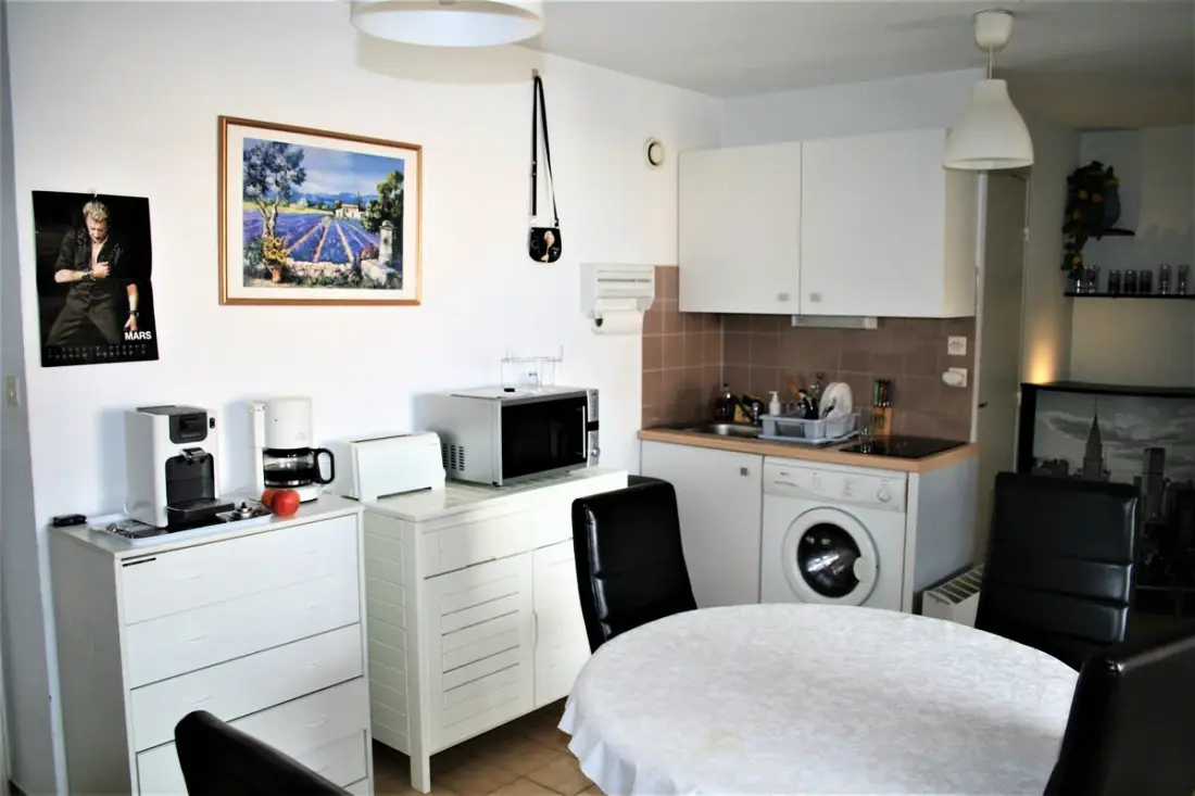 Tenger és Marina között