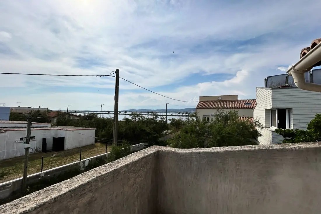 Család a tenger mellett