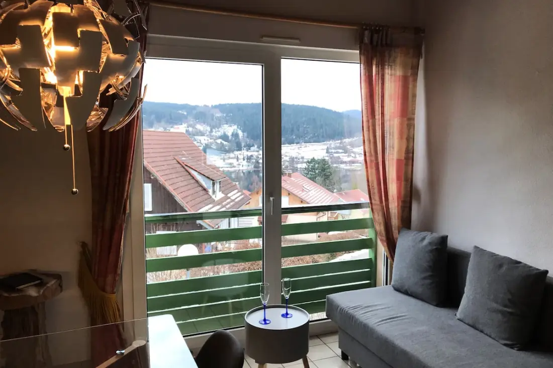 Kényelmes lakás tó kilátással