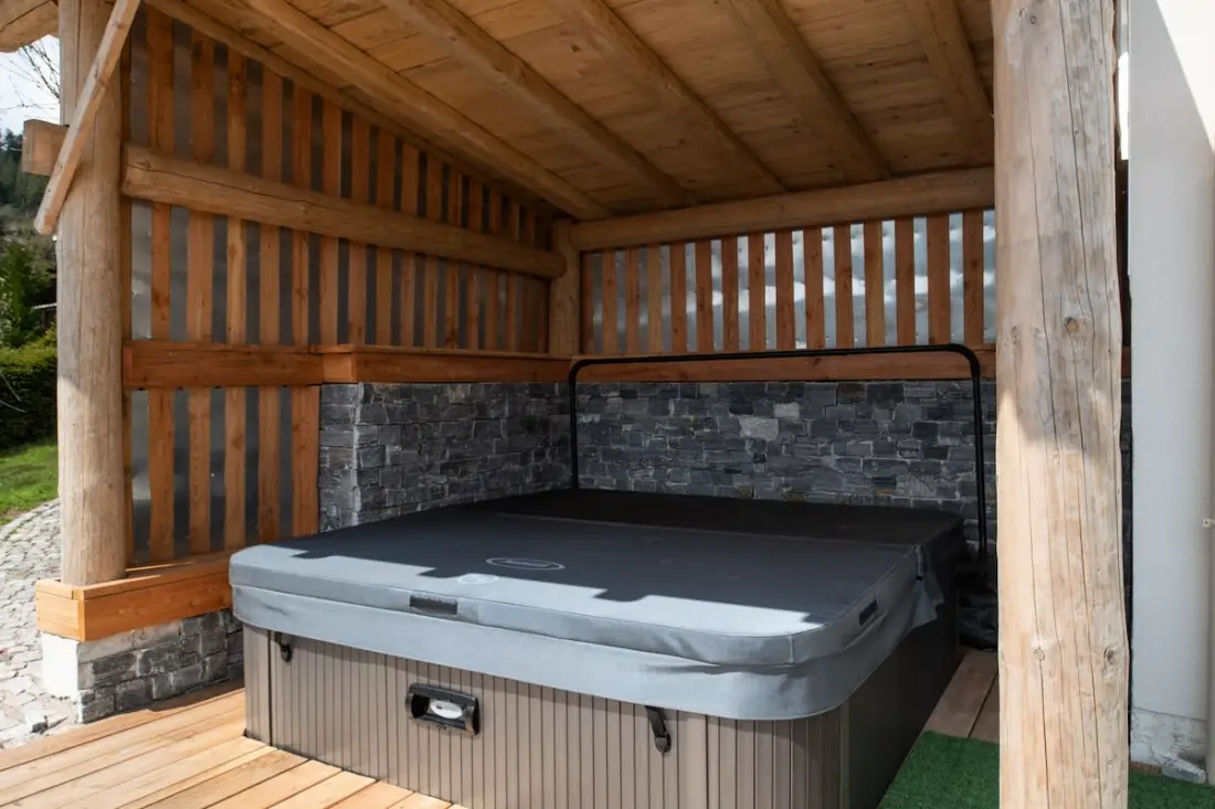 Villamos Hó kabát, 14 pers., Int. Swimming pool, Spa, Sauna & Lake nézet