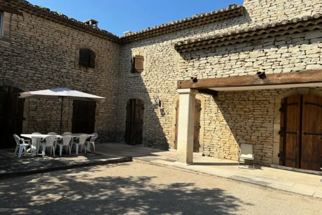 Provencal Mas in Gordes with pool and view Luberon