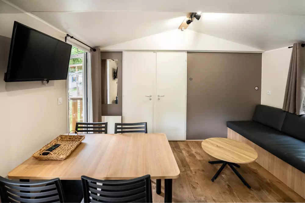 Kwiat Kempingi LA STENIOLE 4 Gwiazdy★★★★ 4 Gwiazdy★★★★ 4 Gwiazdy★★★★ 4 Gwiazdy★★★★