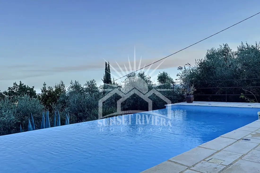 Les Oliviers Villa 6 fő részére naplementekor