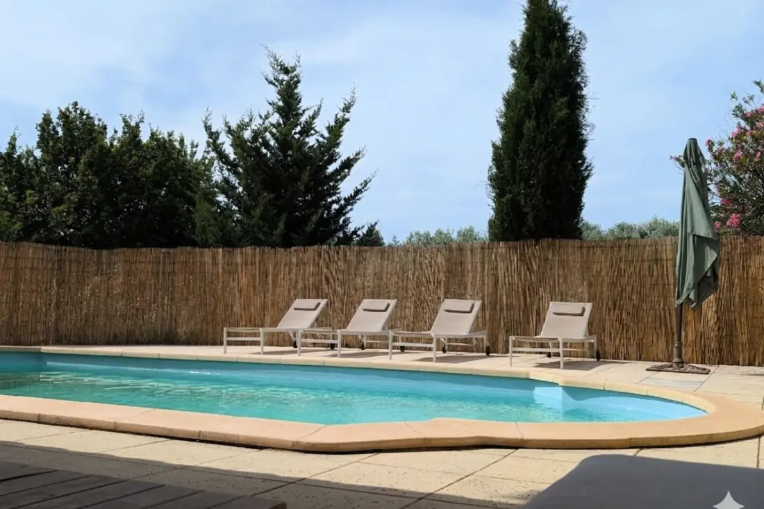 Family House Au Coeur De La Provence - úszómedence