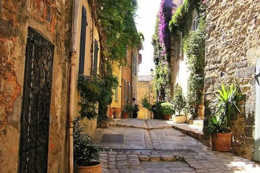 House 135 M2 • View Castle • Grimaud Village