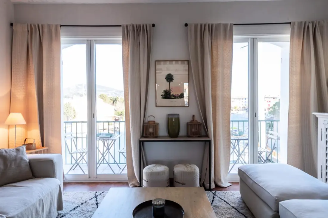 Licht nest met balkon en uitzicht op de haven
