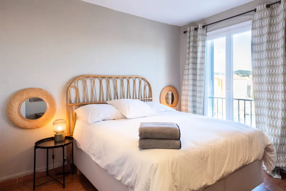 Licht nest met balkon en uitzicht op de haven