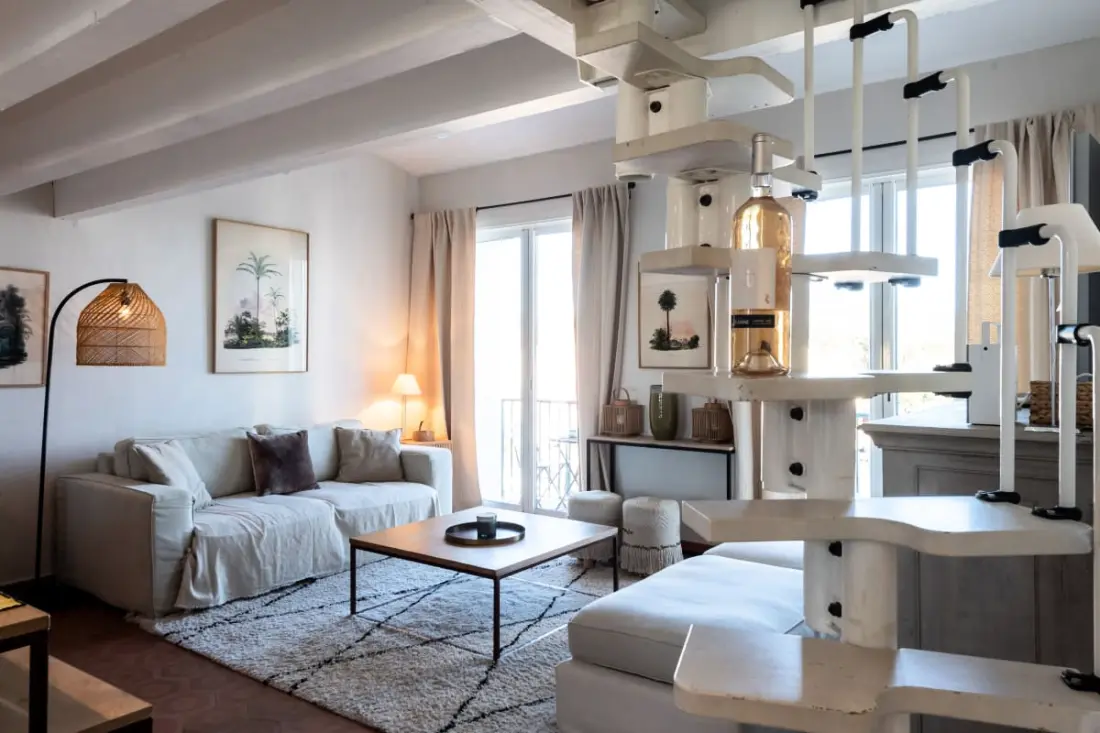 Licht nest met balkon en uitzicht op de haven