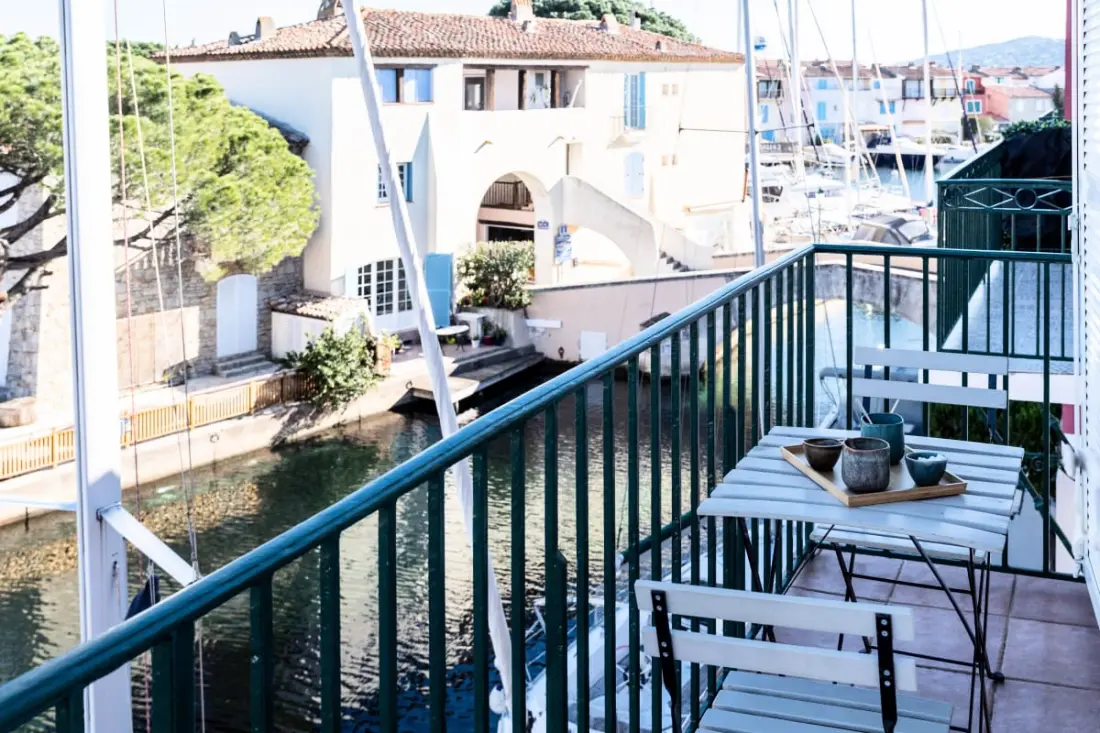 Licht nest met balkon en uitzicht op de haven