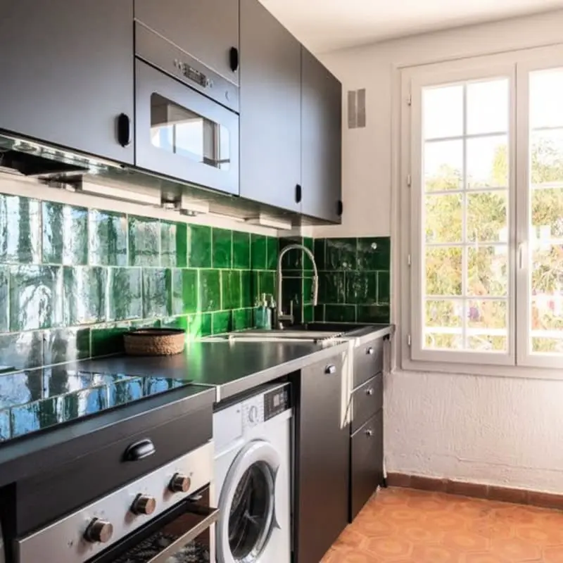 Licht nest met balkon en uitzicht op de haven