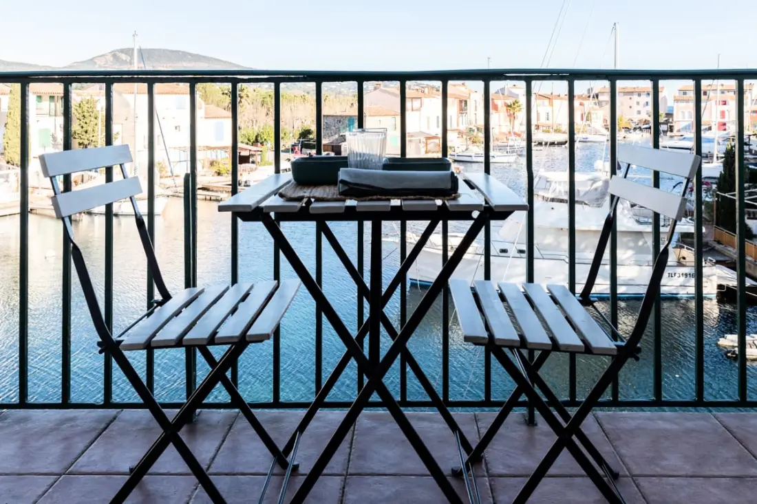 Licht nest met balkon en uitzicht op de haven