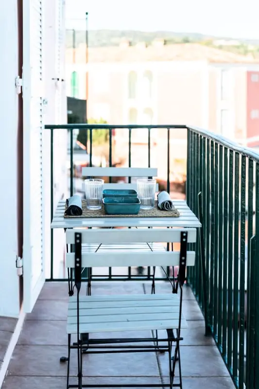 Licht nest met balkon en uitzicht op de haven