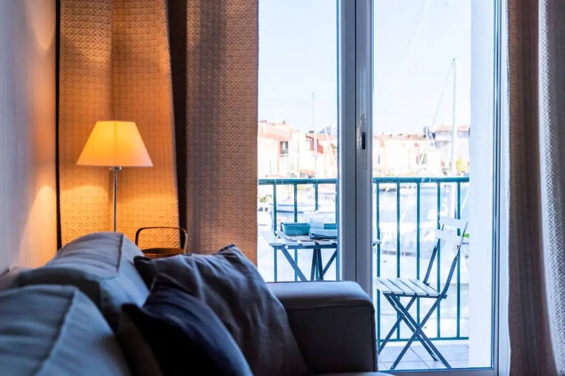 Licht nest met balkon en uitzicht op de haven