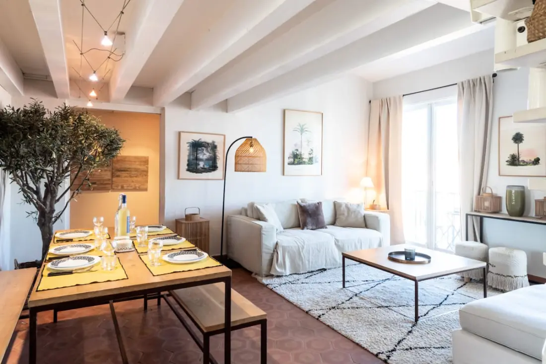 Licht nest met balkon en uitzicht op de haven