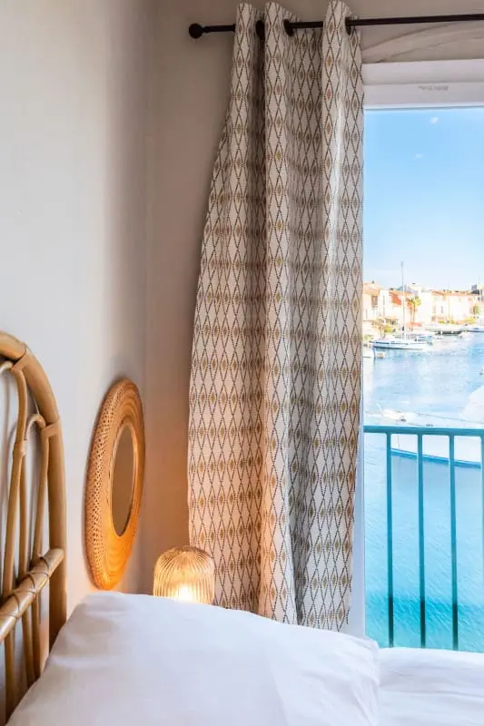 Licht nest met balkon en uitzicht op de haven
