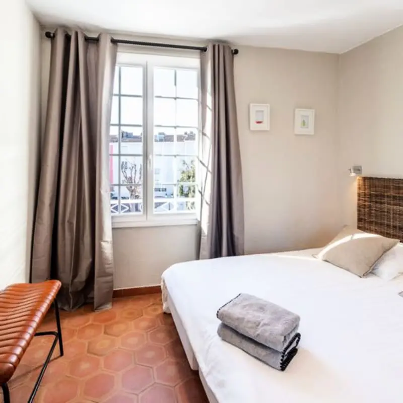 Licht nest met balkon en uitzicht op de haven