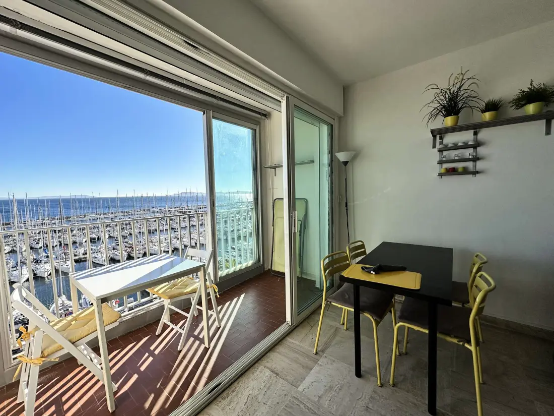 Amiraute Residence
