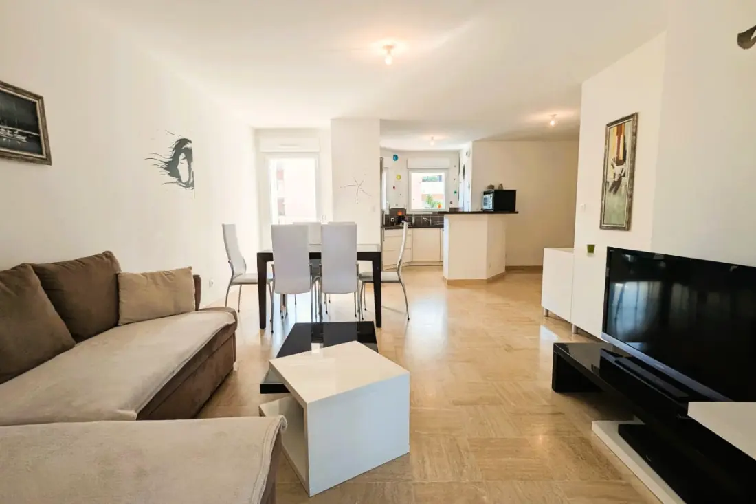 Apartman 70m2 úszási medencével 2 lépés a kikötőből