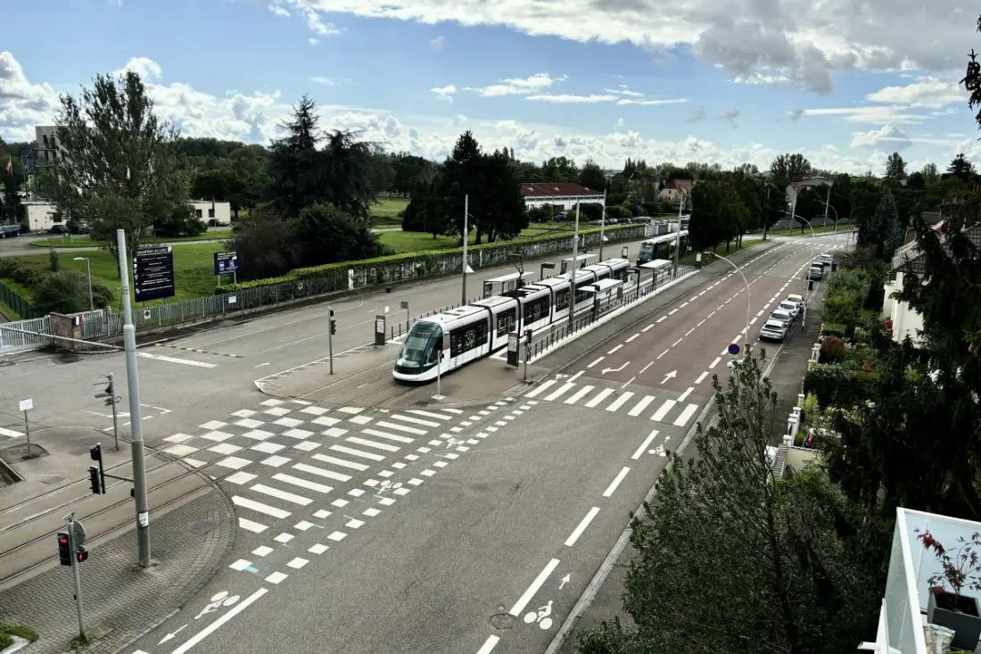 T2 Przytulność 4p - Tramwaj u podnóża budynku