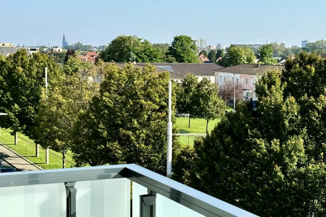 T2 Przytulność 4p - Tramwaj u podnóża budynku