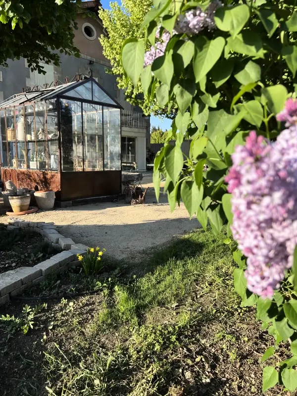 Világos apartman medencével és gyógyfürdővel