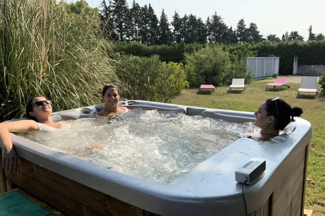 Világos apartman medencével és gyógyfürdővel
