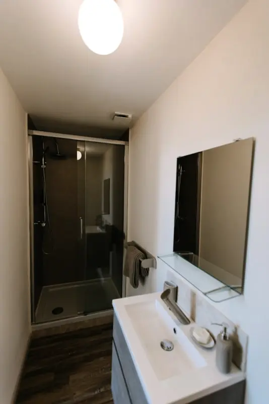 Világos apartman medencével és gyógyfürdővel