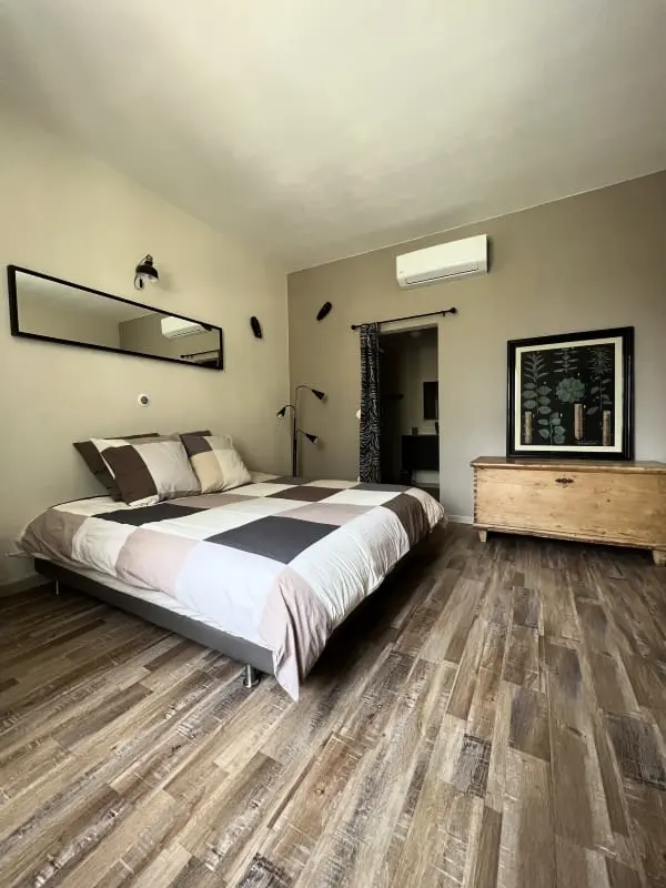 Világos apartman medencével és gyógyfürdővel
