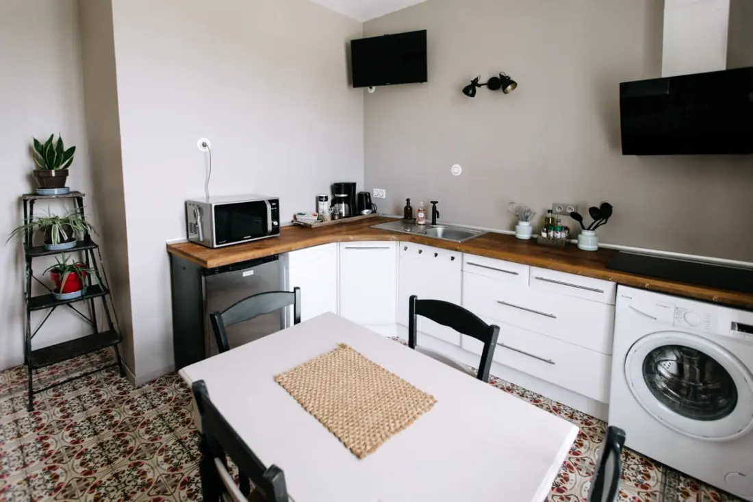 Világos apartman medencével és gyógyfürdővel