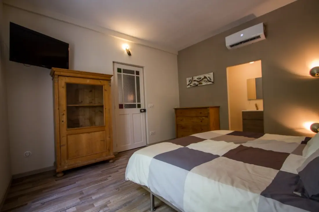 Világos apartman medencével és gyógyfürdővel