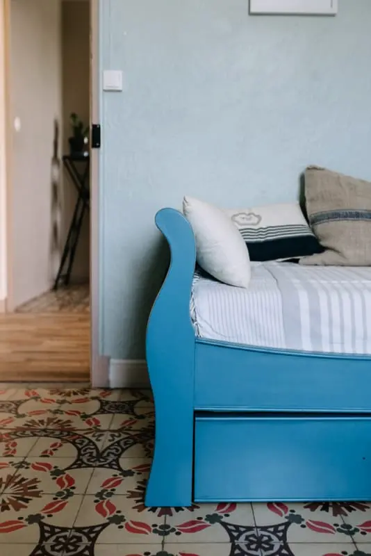 Világos apartman medencével és gyógyfürdővel