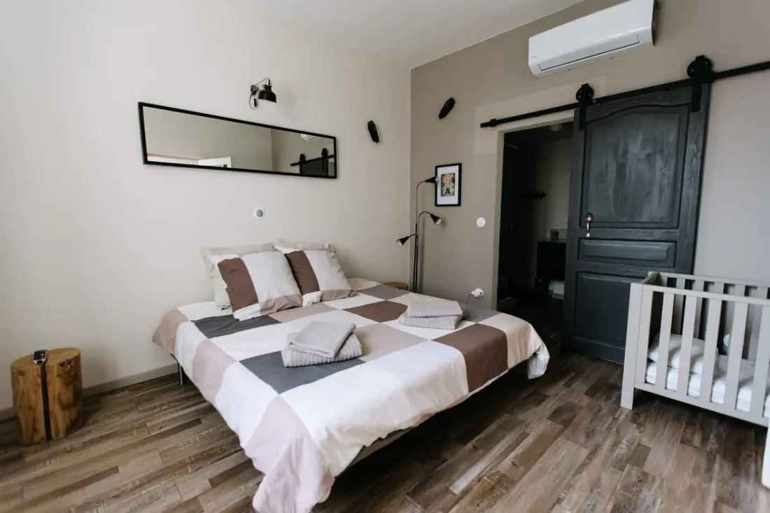 Világos apartman medencével és gyógyfürdővel