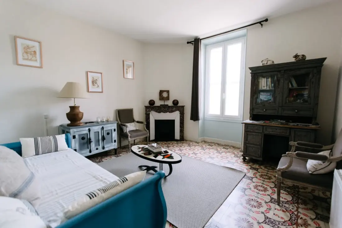 Világos apartman medencével és gyógyfürdővel