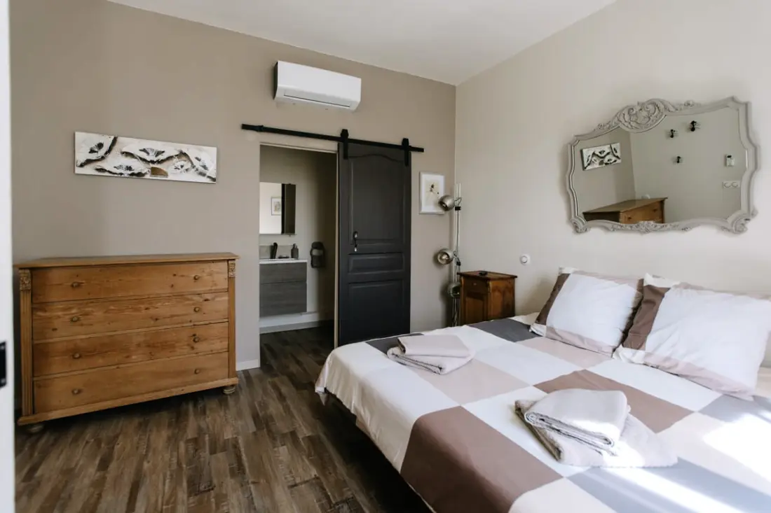 Világos apartman medencével és gyógyfürdővel