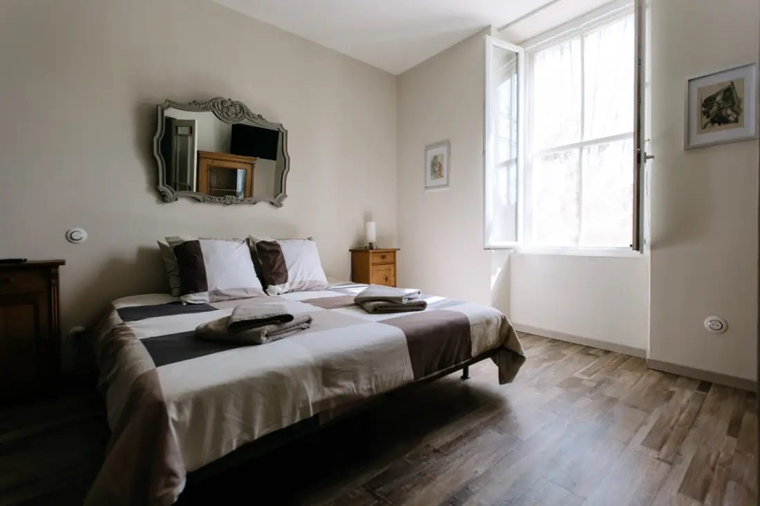 Világos apartman medencével és gyógyfürdővel