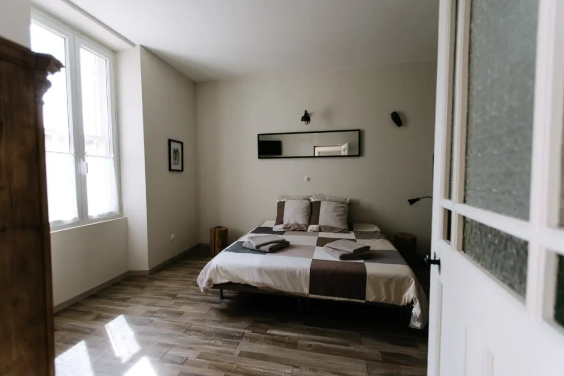 Világos apartman medencével és gyógyfürdővel