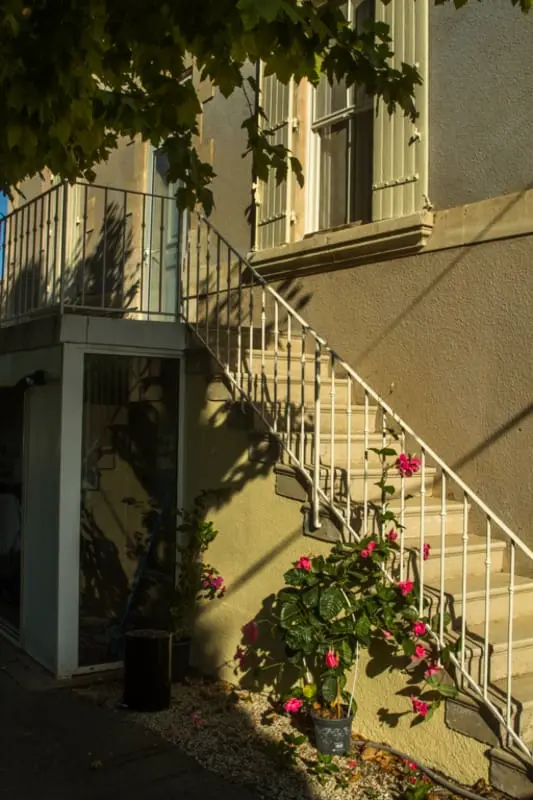 Világos apartman medencével és gyógyfürdővel