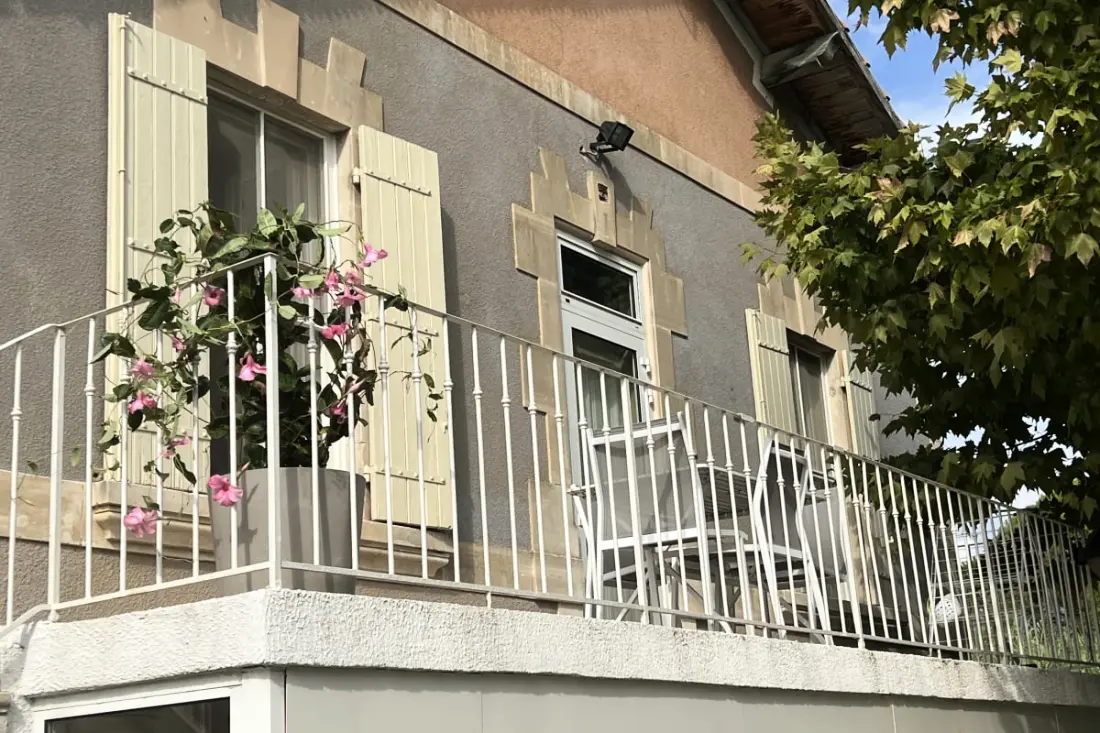 Világos apartman medencével és gyógyfürdővel