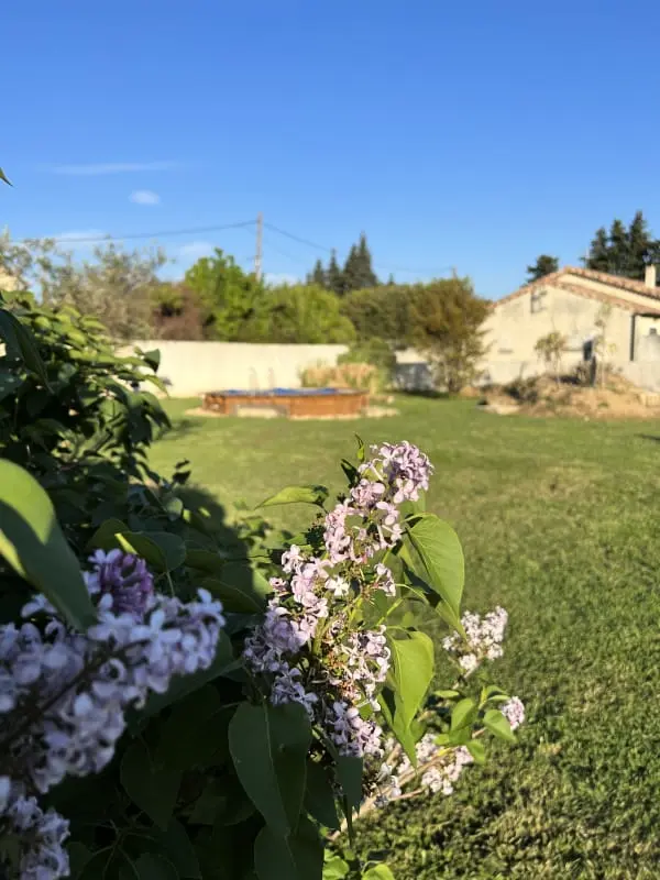 Világos apartman medencével és gyógyfürdővel
