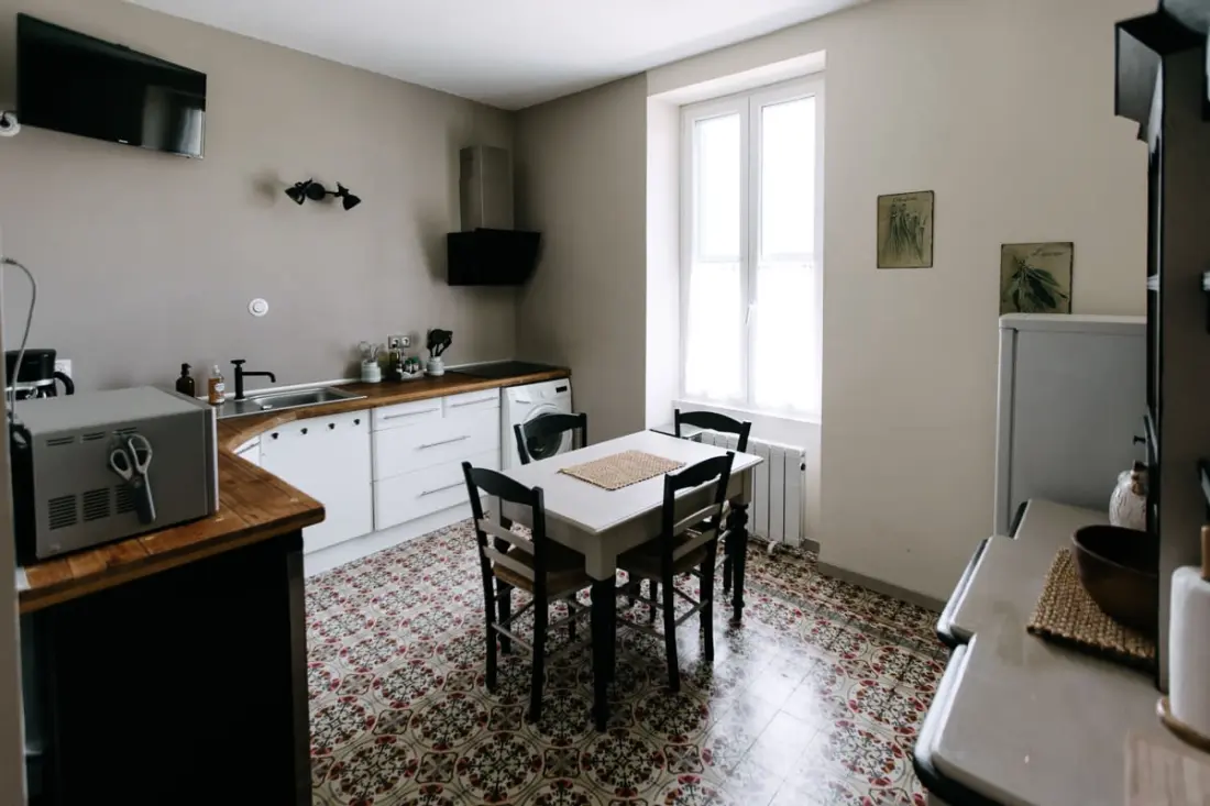 Világos apartman medencével és gyógyfürdővel