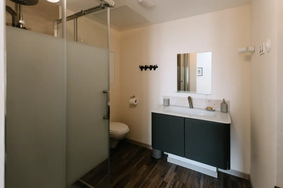 Világos apartman medencével és gyógyfürdővel