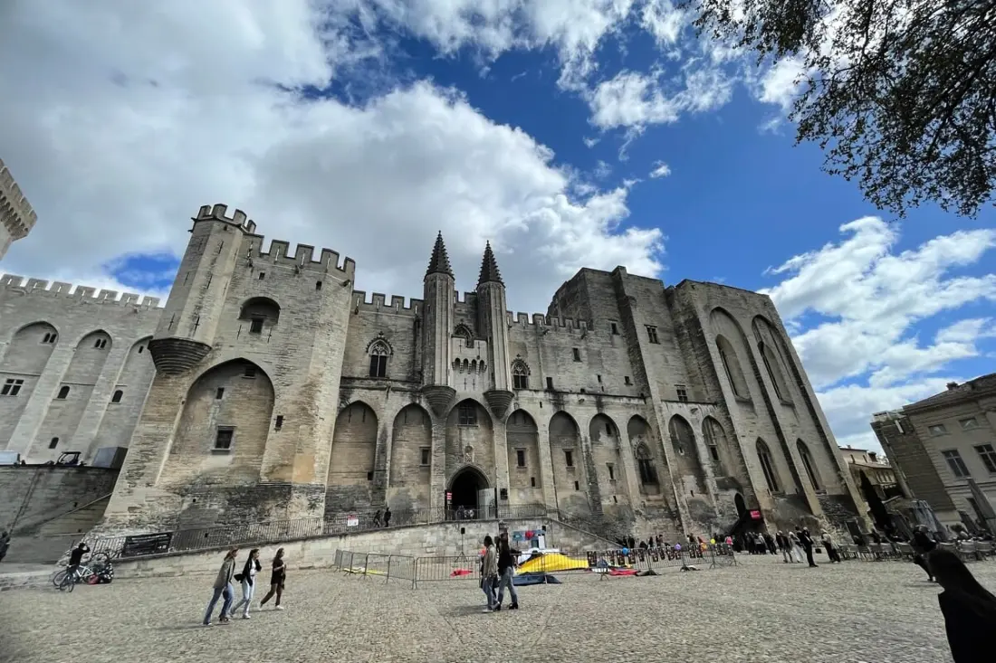 A Provence Napja alatt