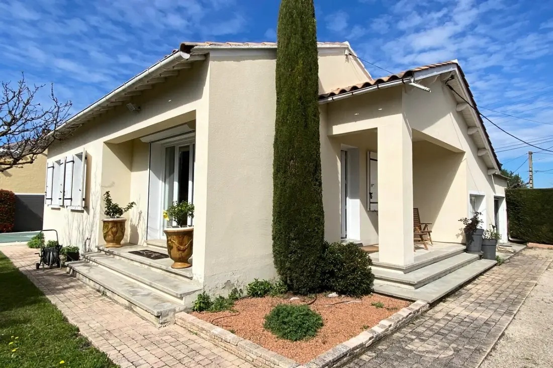 Családi Villa a kerttel és úszómedencével