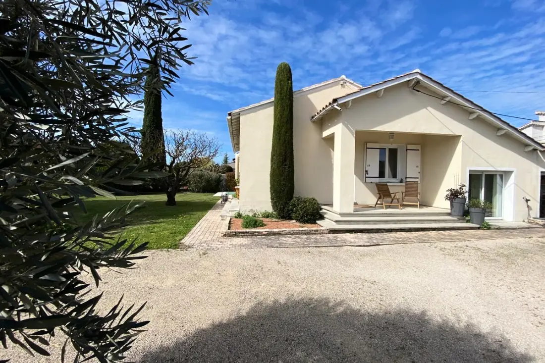 Családi Villa a kerttel és úszómedencével