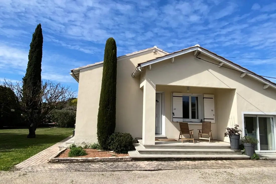 Családi Villa a kerttel és úszómedencével