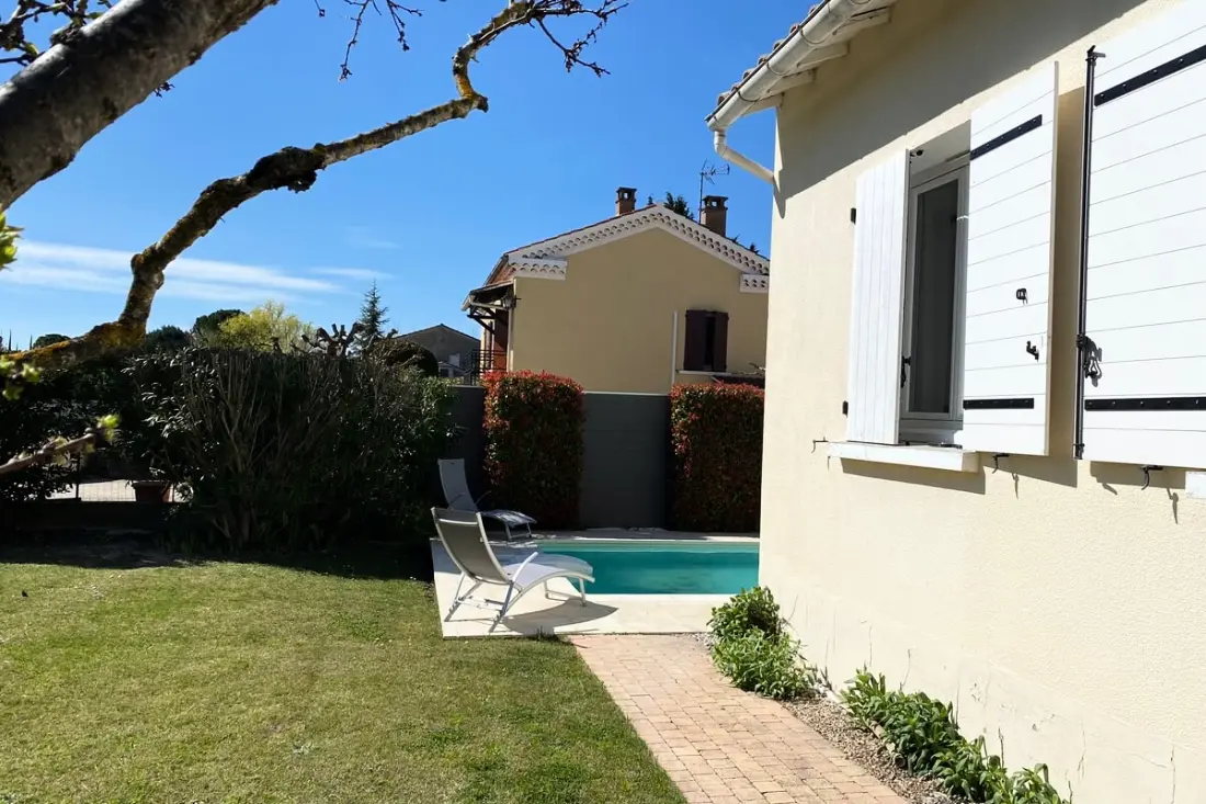 Családi Villa a kerttel és úszómedencével