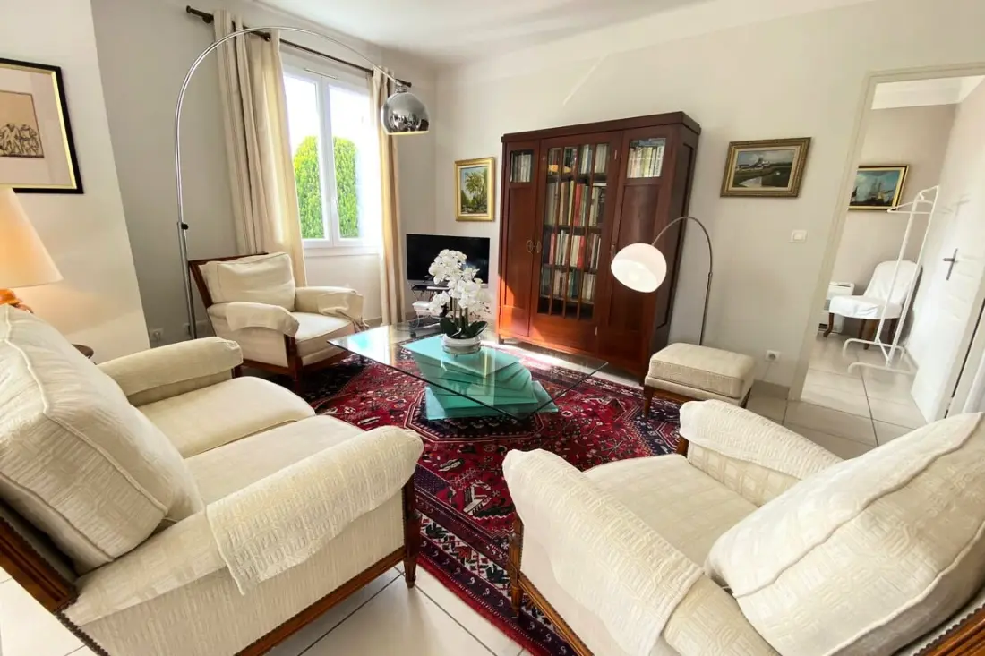 Családi Villa a kerttel és úszómedencével